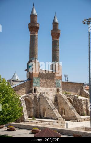 Sivas / Türkei - 3. August 2020, Double Minaret Madrasah wurde in 1271 İlhanlı Zeit gebaut. Die Fliesendekorationen auf den Minaretten sind bemerkenswert. Sivas, Stockfoto