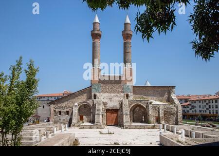 Sivas / Türkei - 3. August 2020, Double Minaret Madrasah wurde in 1271 İlhanlı Zeit gebaut. Die Fliesendekorationen auf den Minaretten sind bemerkenswert. Sivas, Stockfoto