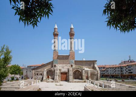 Sivas / Türkei - 3. August 2020, Double Minaret Madrasah wurde in 1271 İlhanlı Zeit gebaut. Die Fliesendekorationen auf den Minaretten sind bemerkenswert. Sivas, Stockfoto