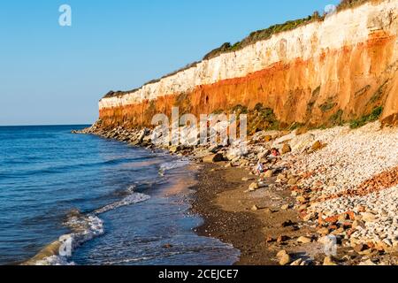 Die berühmten rot-weiß gestreiften Klippen an der Ostküste Küstenstadt Hunstanton in Norfolk. Stockfoto