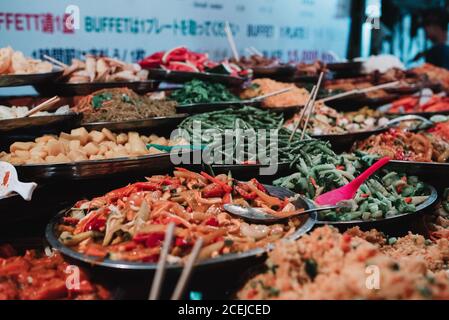 Auf dem Markt gibt es eine Auswahl an traditionellen asiatischen Speisen. Stockfoto