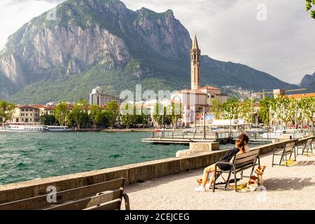 Junge europäische Paar bewundert Blick auf die Bucht des Comer Sees und bewundern Sie die wichtigsten Sehenswürdigkeiten der Stadt St. Nicholas di Campanile, San Nicol und Stockfoto