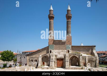 Sivas / Türkei - 3. August 2020, Double Minaret Madrasah wurde in 1271 İlhanlı Zeit gebaut. Die Fliesendekorationen auf den Minaretten sind bemerkenswert. Sivas, Stockfoto