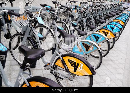 Bordeaux , Aquitanien / Frankreich - 08 25 2020 : Fahrrad urban in der Stadt Self-Service-Fahrrad in bordeaux City Bike geparkt Stockfoto