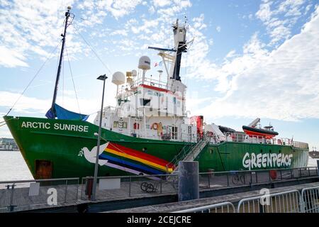 Bordeaux , Aquitaine / Frankreich - 08 25 2020 : Greenpeace Logo auf dem Schiff das Arctic Sunrise Schiff im Hafen von Bordeaux Frankreich Stockfoto