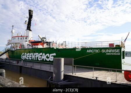 Bordeaux , Aquitaine / Frankreich - 08 25 2020 : Greenpeace Logo und Textschild auf dem grünen Schiff Arctic Sunrise Stockfoto