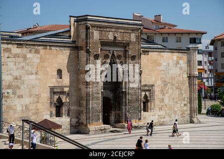 Sivas / Türkei - 3. August 2020: Sivas Buruciye Madrasah Seljuk Ära wurde im Jahr 1271 gebaut. Das Portal der Madrasa. Die Steinverarbeitung im Portal Stockfoto