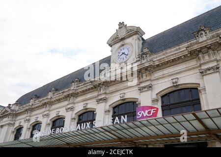 Bordeaux , Aquitaine / Frankreich - 09 23 2019 : SNCF-Logo auf der bahnhofwand von bordeaux Nationale Gesellschaft der französischen Eisenbahngesellschaft in Frankreich Stockfoto