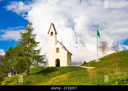 St. Maurizio Kapelle am grödner joch mit Bergblick im Hintergrund. Bunte Aussicht in Pass Sella im Sommer sonnigen Tag. Alpen, Dolomiten Stockfoto