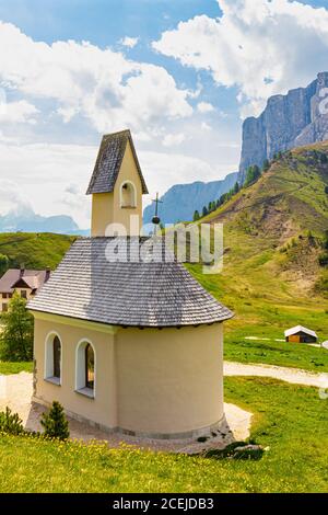 St. Maurizio Kapelle am grödner joch mit Bergblick im Hintergrund. Bunte Aussicht in Pass Sella im Sommer sonnigen Tag. Alpen, Dolomiten Stockfoto