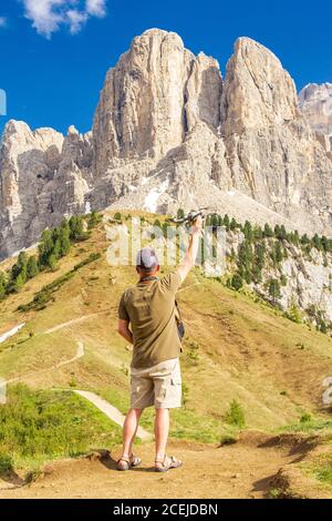 Der Europäer hebt eine Drohne in den Alpain Dolomiten am Grödner Joch ab. Copter Pilot will schöne Panoramabilder und Videos der machen Stockfoto