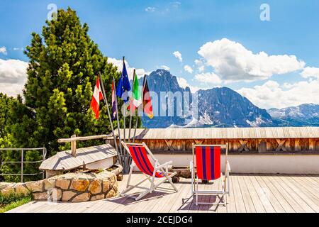 Schöne Aussicht auf Ort der Erholung mit Liegen in der Nähe der Seilbahn Col Raiser, mit einem der dolomiten berühmten Berge, den Langkofel oder gefangen Stockfoto