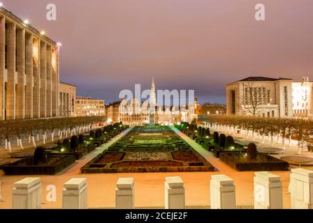 Perspektivischer Blick von der Aussichtsplattform des berühmten Kunstberg oder Mont des Arts (Berg der Künste) Gärten - Brüssel, Belgien. Stockfoto