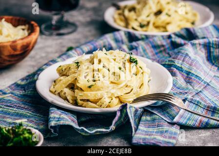 Portion Fettuccine Pasta mit Alfredo Sauce Stockfoto