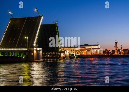 Geschiedene Palastbrücke während der Weißen Nächte, St. Petersburg, Russland. Juli 2010 Stockfoto