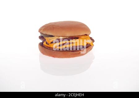 McDonald’s dreifacher Cheeseburger auf Weiß Stockfoto