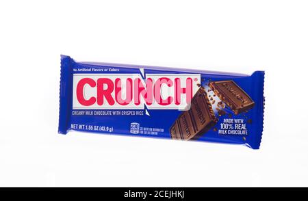 Vereinigte Staaten Crunch Candy Bar von Ferrara Candy Company, Teil von Ferrero, mit knusprigen Reis und Milchschokolade in Verpackung auf weiß-neue Verpackung Stockfoto