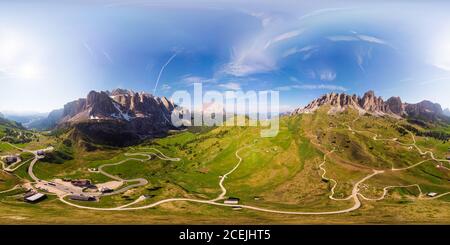 Luftaufnahme von 360 Grad auf herrliche Alpenlandschaft und Wiesen am Grödner Pass mit majestätischer Sellagruppe in Dolomiti. Alpen, Südtirol Stockfoto