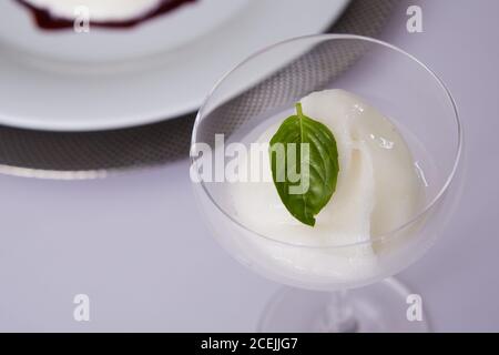 Die Zitronensorbet Mit Minze. Flacher freiheitsgrad Stockfoto