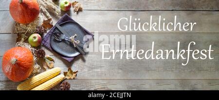 Erntedankfest. Thanksgiving Day Herbsthintergrund von Kürbissen und Blättern. Festlicher Hintergrund und Glücklicher Erntedankfest Inschrift. Ansicht von einem Stockfoto