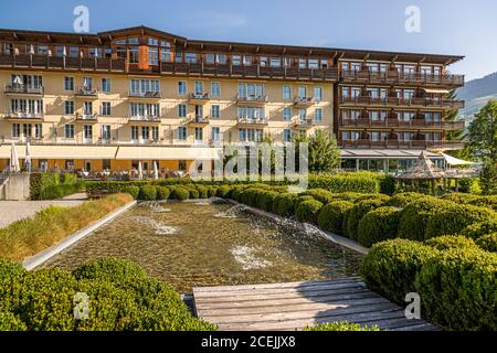 Das Hotel Lenkerhof liegt inmitten eines parkähnlichen Geländes am Stadtrand von Lenk. 80 Zimmer haben einen Südbalkon, Lenk, Schweiz Stockfoto