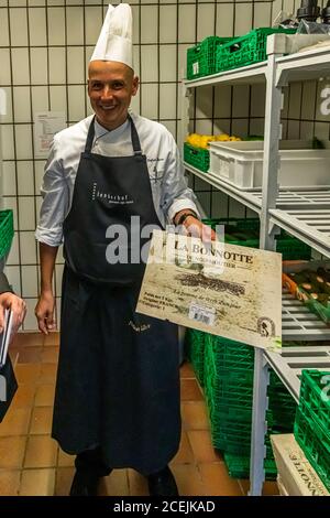 Küchenchef Stefan Lüse vom Hotel Lenkerhof bei der Vorführung der La Bonnotte Potatoes, Lenk, Schweiz Stockfoto