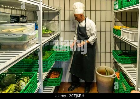 Küchenchef Stefan Lüse im Kühlraum des Hotel Lenkerhof, Lenk, Schweiz Stockfoto