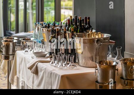 Geöffnete Flaschen der Gastweine im Hotel Lenkerhof, Lenk, Schweiz Stockfoto