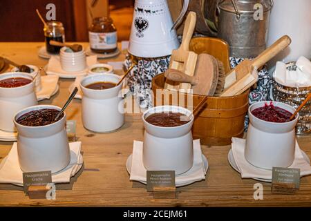 Frühstücksbuffet im Hotel Lenkerhof, Lenk, Schweiz Stockfoto