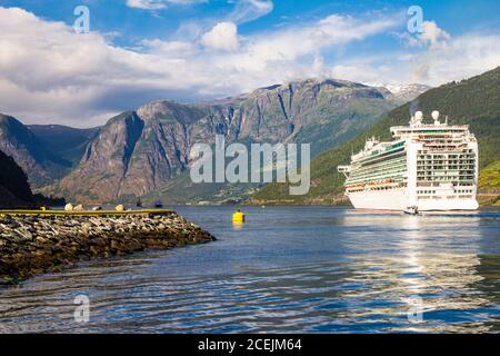 Luxus-Kreuzfahrtschiff Abfahrt im Hafen von Flam nach Stavanger, in sonnigen Sommertag, Flam Norwegen. 25. Juli 2017. Stockfoto