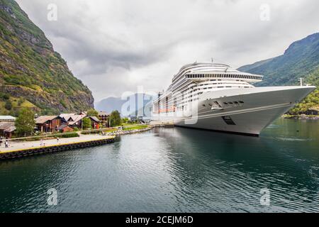 Große Kreuzfahrtschiff Abfahrt im Hafen von Flam nach Stavanger, in sonnigen Sommertag, Flam, Norwegen. 25. Juli 2017. Stockfoto