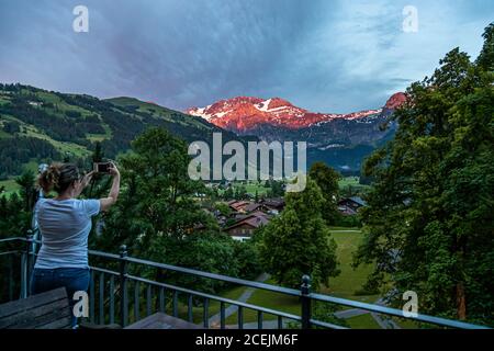 Hotel Lenkerhof, Lenk, Schweiz. Abendlicher Alpenglow am Horizont Stockfoto