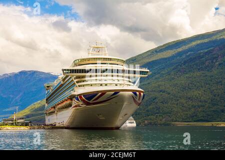 Luxus-Kreuzfahrtschiff Abfahrt im Hafen von Flam nach Stavanger, in sonnigen Sommertag, Flam Norwegen. 25. Juli 2017. Stockfoto