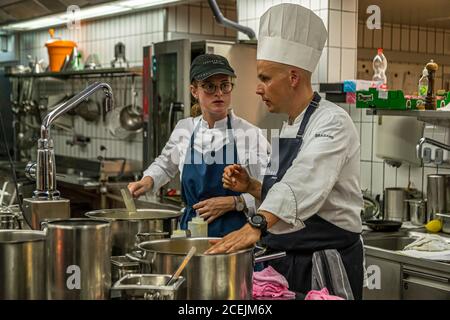 Küche des Hotel Lenkerhof, Lenk, Schweiz. Stefan Lüse ist Chefkoch Stockfoto