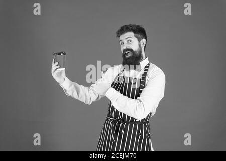Am besten nehmen Sie Kaffee. Kaffee zu gehen. Bartender mit Pappbecher. Guten Morgen Kaffee. Frische energetische Getränk. Koch Mann empfehlen Getränk. Reife qualifizierte Barista in Schürze. Was für ein toller Morgen. Stockfoto