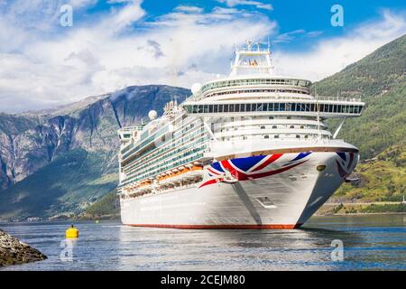 Luxus-Kreuzfahrtschiff Abfahrt im Hafen von Flam nach Stavanger, in sonnigen Sommertag, Flam Norwegen. 25. Juli 2017. Stockfoto