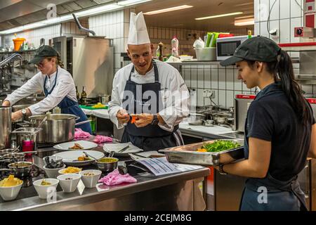 Küche des Hotel Lenkerhof, Lenk, Schweiz. Stefan Lüse ist Chefkoch Stockfoto