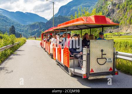 Norwegen Aurland, Flam: 25. Juli 2017: Touristen fahren auf touristischen Bus Sightseeing rund um die Stadt mit einem Besuch Flam Railway. Stockfoto