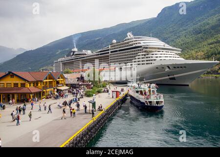 Große Kreuzfahrtschiff Abfahrt im Hafen von Flam nach Stavanger, in sonnigen Sommertag, Flam, Norwegen. 25. Juli 2017. Stockfoto