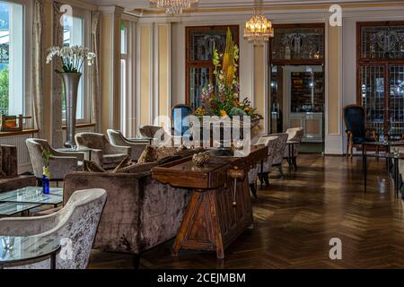 Hotel Lenkerhof, Lenk, Schweiz. Die Möbel in der Lobby sind auch eine alte Tischlerarbeitsbank Stockfoto
