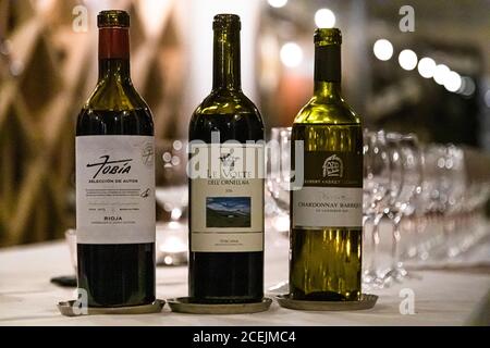 Verkostung im Weinkeller des Lenkerhofs. Hier werden Sie vom Sommelier fachmännisch für die Auswahl der Weinbegleitung auf der Grundlage des Tagesmenüs beraten. Hotel Lenkerhof, Lenk, Schweiz. Stockfoto