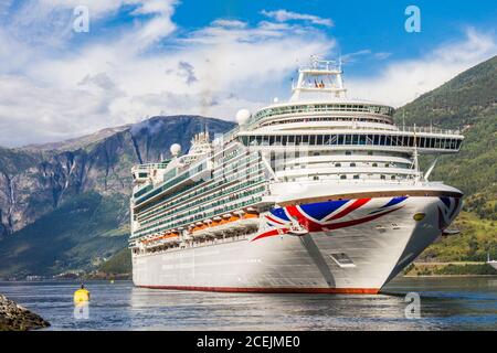 Luxus-Kreuzfahrtschiff Abfahrt im Hafen von Flam nach Stavanger, in sonnigen Sommertag, Flam Norwegen. 25. Juli 2017. Stockfoto