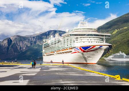 Luxus-Kreuzfahrtschiff Abfahrt im Hafen von Flam nach Stavanger, in sonnigen Sommertag, Flam Norwegen. 25. Juli 2017. Stockfoto