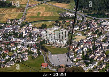 Blick vom Marguns Sessellift auf das Dorf Celerina mit Hotel Cresta Palace, Celerina, Schweiz Stockfoto