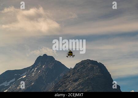 Hubschrauber in den Alpen, Celerina, Schweiz Stockfoto