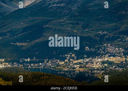 Helikopter über St. Moritz, Schweiz Stockfoto