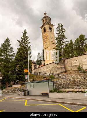 Schieferturm der St. Mauritius Kirche in St. Moritz, Schweiz Stockfoto