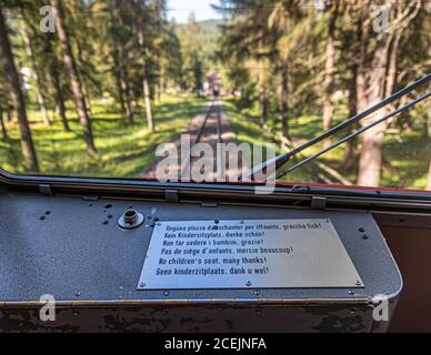 Blick aus dem Fenster des Zugfahrers der Muottas Muragl-Seilbahn in Graubünden, Schweiz Stockfoto