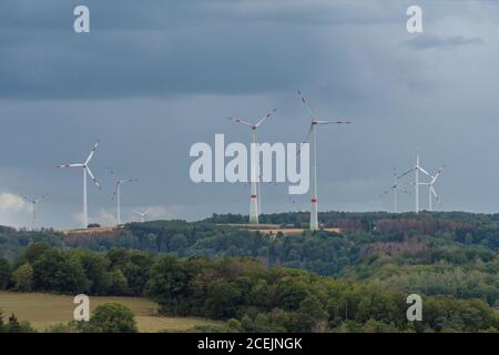 Ländliche Landschaft im Hunsruck mit Windgeneratoren, Rheinland-Pfalz, Deutschland Stockfoto