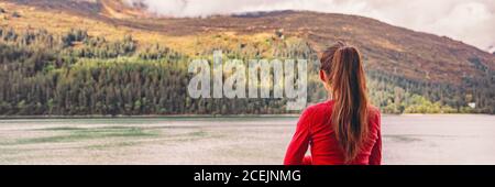 Frau Tourist im Herbst Urlaub entspannen im Herbst Laub Wald Hintergrund in gemütlichen Wald Hütte oder Kreuzfahrt Balkon Outdoor Resort. Banner Stockfoto